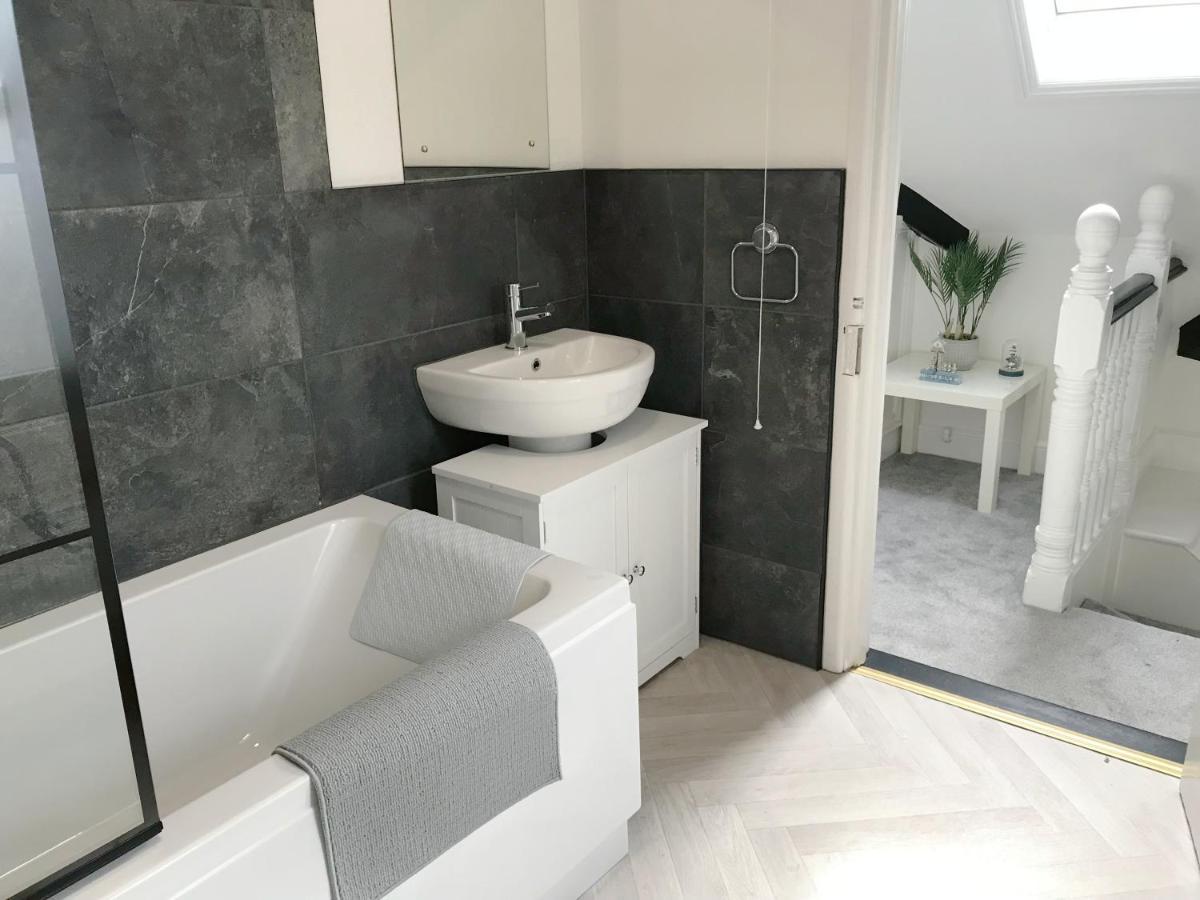 The Beach Hut - 1 Bedroom Apartment Near The Beach Bournemouth Bagian luar foto